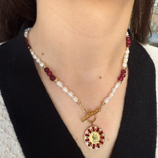 Collier perle d'eau douce avec une touche rouge